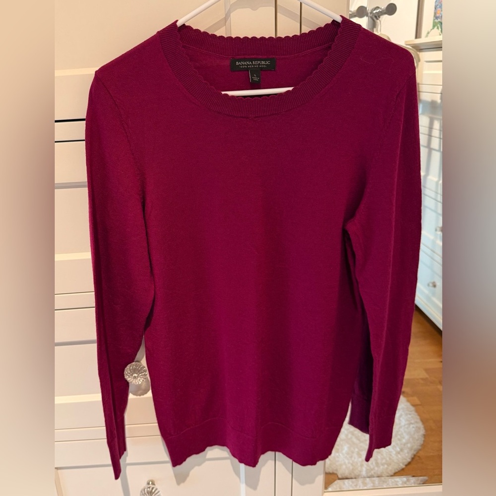 EUC Banana Republic Women’s Large Lightweight Berry/Magenta Crewneck Sweater
